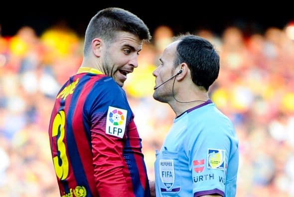 Piqué tuvo sus más y sus menos con el árbitro y se llevó una amarilla.