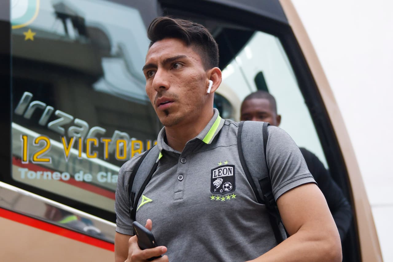 Aficionados de Tigres, mayoritariamente, y del León, tomaron por 'asalto' las inmediaciones del Estadio Universitario para atestiguar el juego de Ida de la Final del Clausura 2019 de la Liga MX en Monterrey. Se esmeraron y le pusieron un fantástico ambiente.