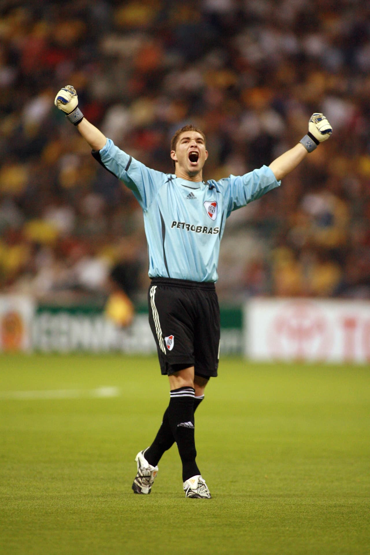 El arquero argentino era Juan Pablo Carrizo, quien veía cómo Guillermo Ochoa concedía goles fáciles a River dudando al ir al aire a descolgar balones.