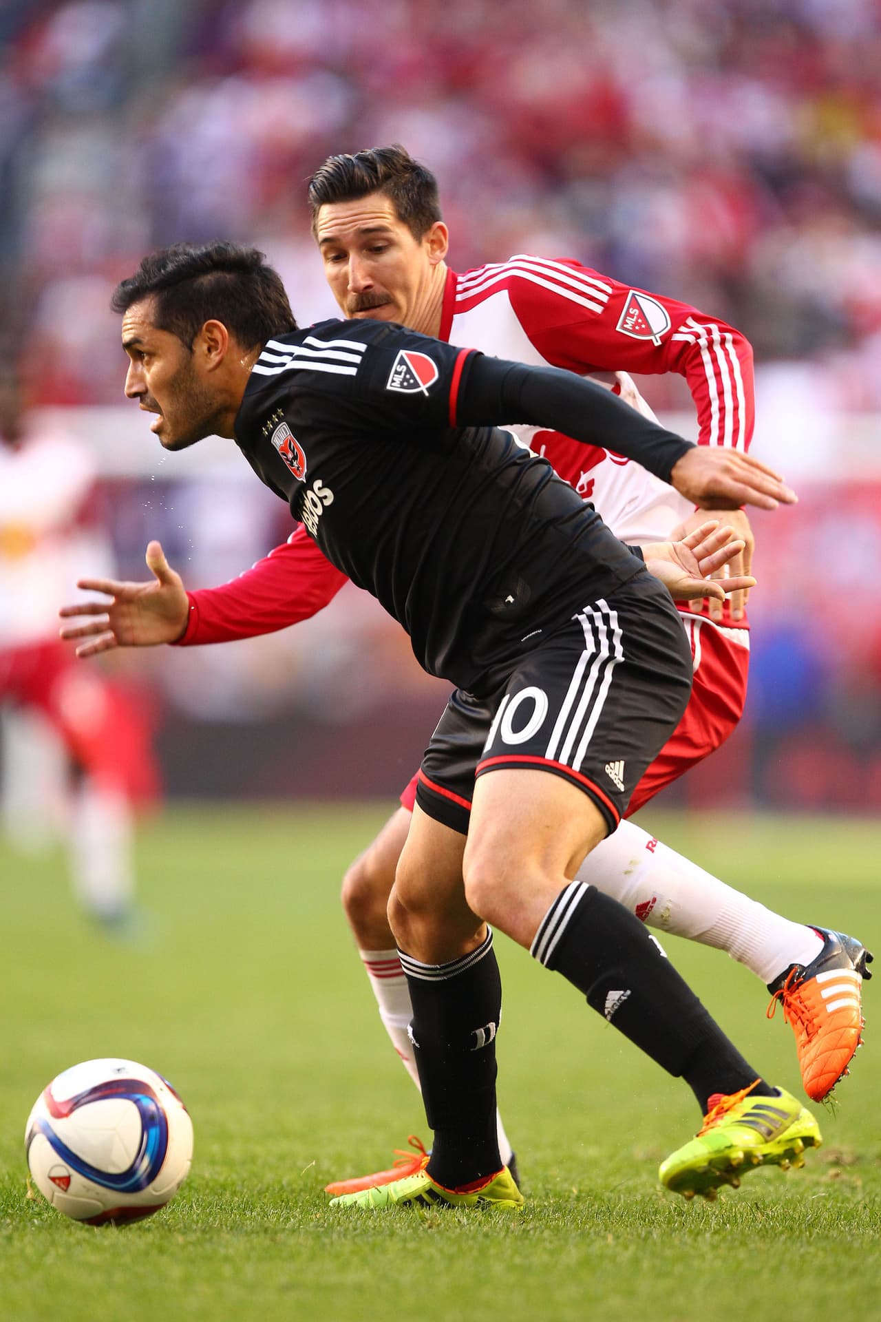 Duelo de talentosos entre Fabián Espíndola y Sacha Kljestan; a pesar de ellos, New York Red Bulls ni DC United pudieron brillar.