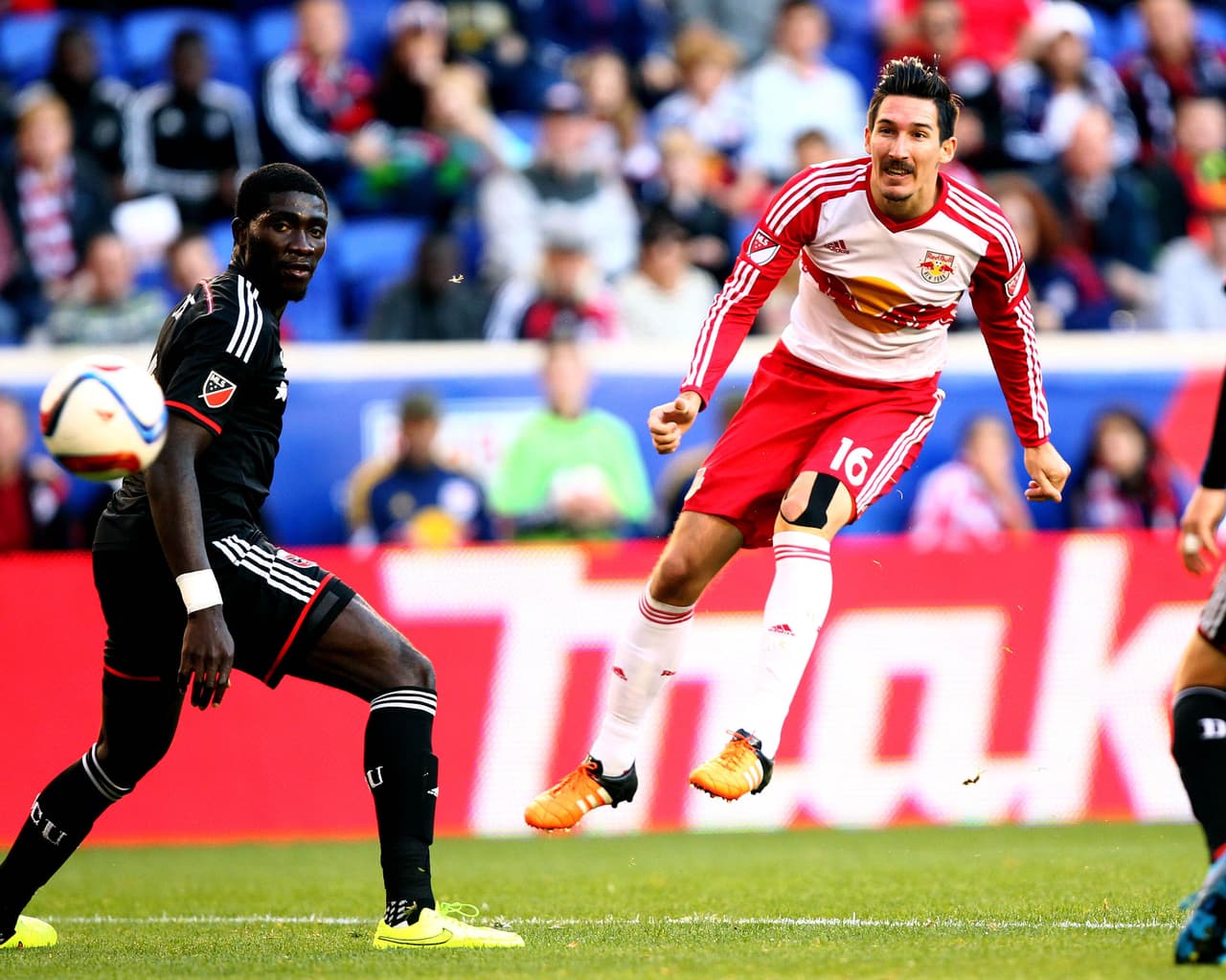 Sacha Kljestan en un intento para los New York Red Bulls.