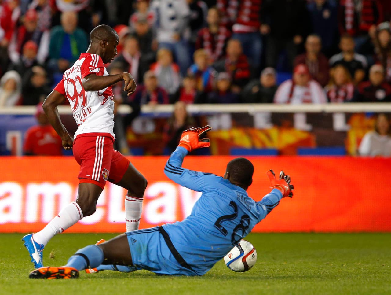 El goleador Bradley Wright Phillips deja en el camino al arquero Bill Hamid sin tocar la pelota para luego definir con un toque suave al arco vacío. El inglés lleva 51 goles en 81 partidos.