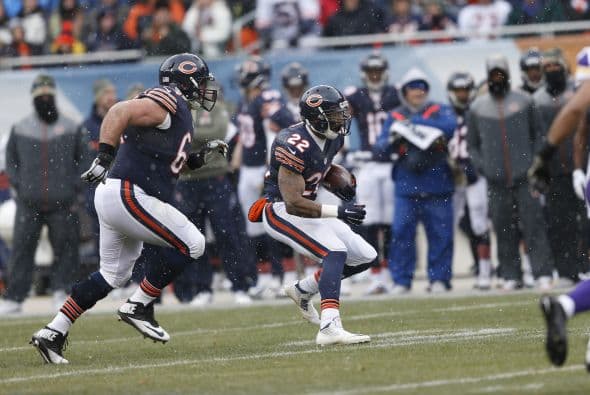 Roberto Garza ayudó de manera potencial a que su mariscal de campo, Jay Cutler, comandara a los Osos a la victoria ante los Minnesota Vikings 21-13. La línea ofensiva no permitió ninguna captura del QB y abrió los huecos para que Chicago corriera 138 yardas. Mira sus mejores imágenes. (AP-NFL)