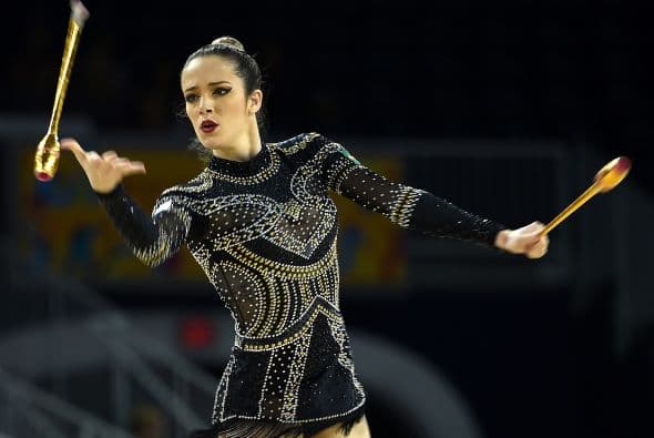 Gracias a sus dos oros, Zeng es la segunda mujer en la historia que barre con todos los títulos disponibles en individuales durante unos Juegos Panamericanos. La víspera, consiguió la medalla de oro en aro y pelota, y el sábado se coronó también en el combinado individual.