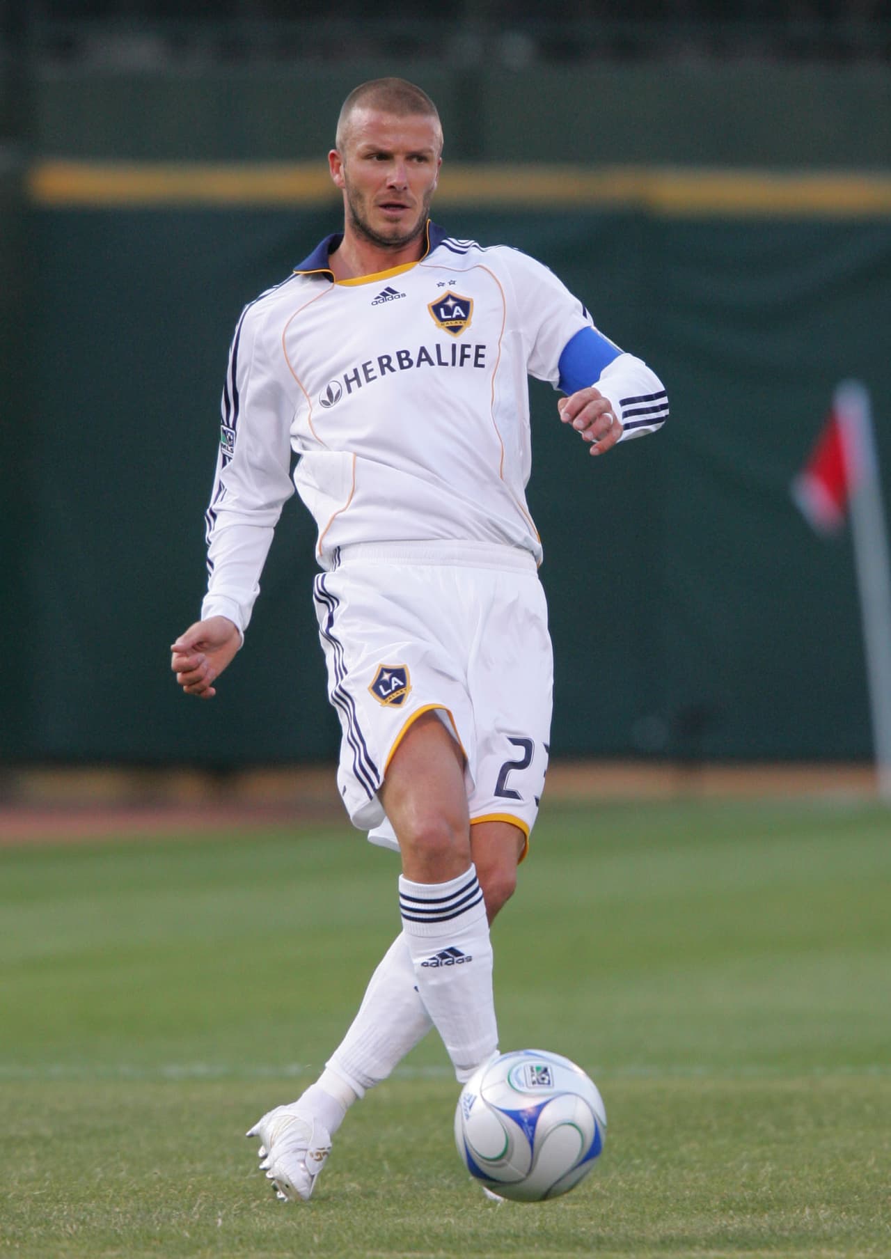 David Beckham pateando un Teamgeist 2, que fue la pelota oficial de MLS en 2008 y 2009.