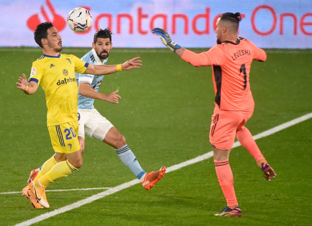Celta de Vigo no tiene piedad y golea a Cádiz 4-0. Nolito abrió el marcador al minuto 6, seguido de Iago Aspas y Fran Beltrán. La cereza en el pastel fue de Brais Mendes y así fue cómo se llevaron los tres puntos en la Jornada 13 de LaLiga.