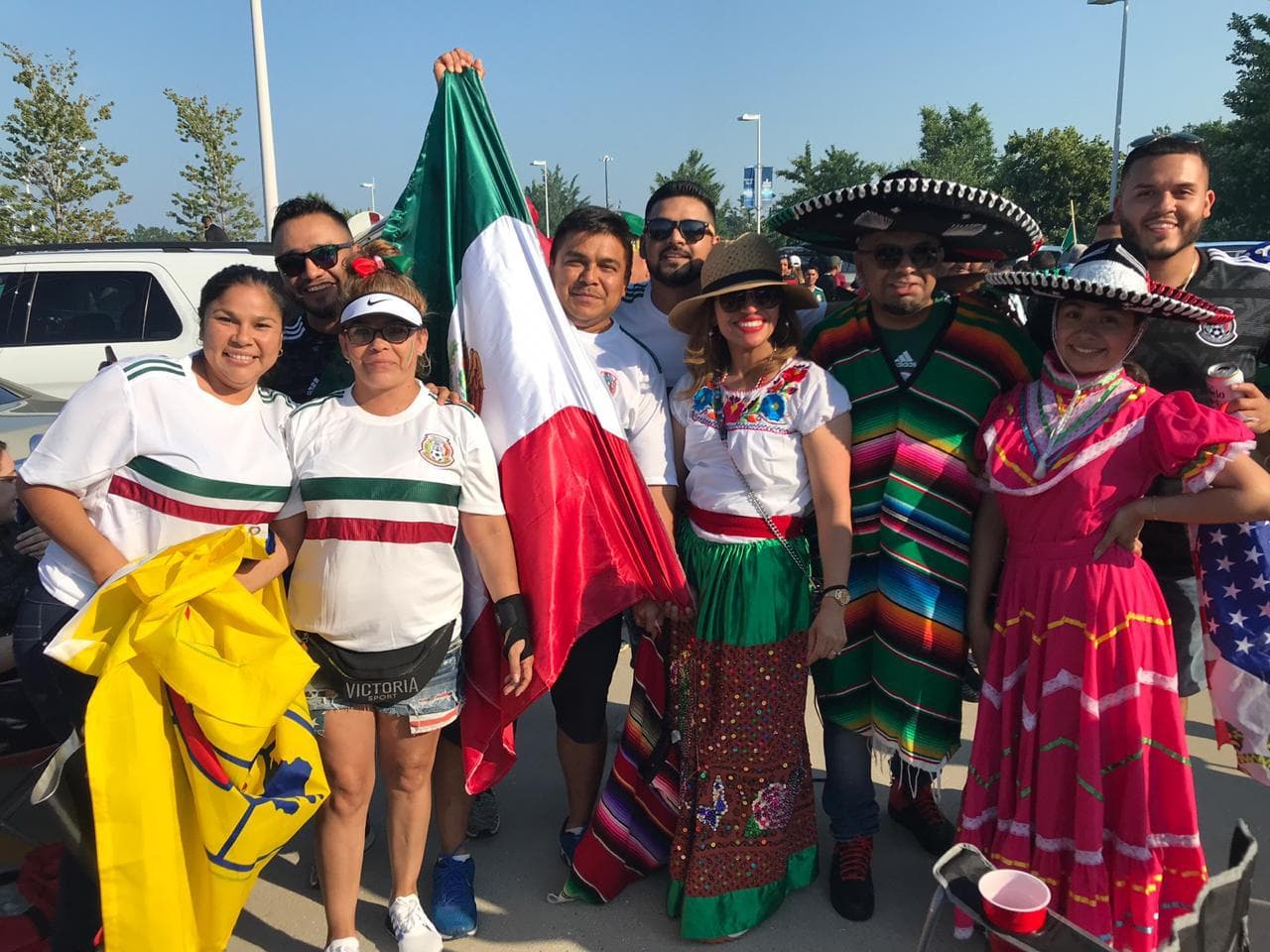 Los fanáticos mexicanos se toman los alrededores del Soldier Field de Chicago, previo a la Final de la Copa Oro entre Estados Unidos y México.