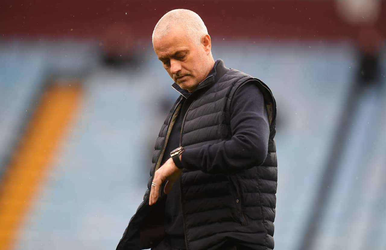 Un ansioso José Mourinho tomó partida en el Villa Park para la visita del Tottenham ante Aston Villa.