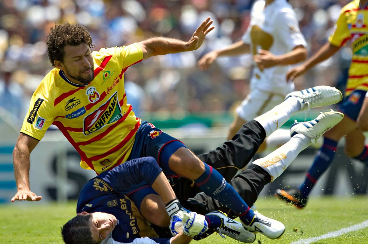 Luego de eliminar en Liguilla a Monterrey y Guadalajara, los universitarios se enfrentaban a Morelia en la final del certamen. La ‘Monarquía’ dejó en el camino al América y a Cruz Azul, lo que auguraba una espectacular serie final.