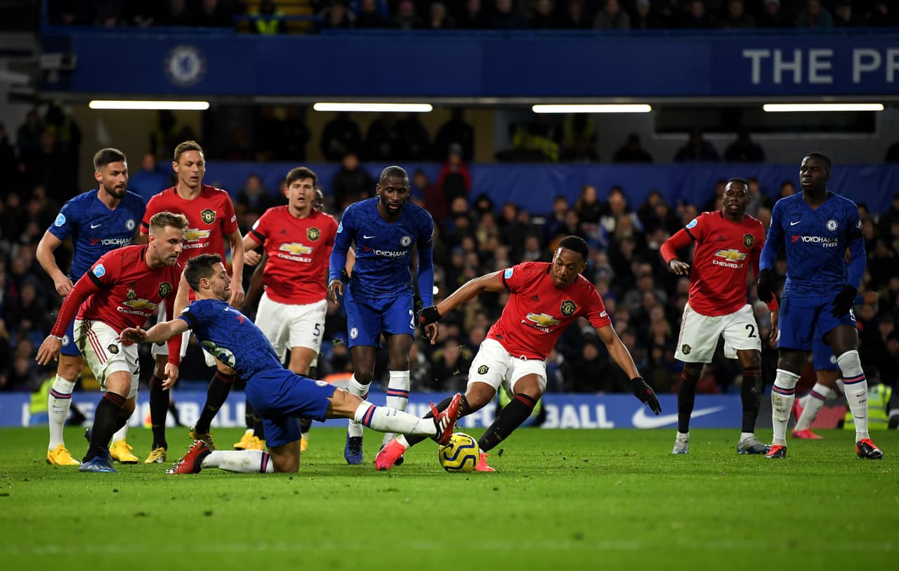 Los defensores del equipo visitante se emplearon a fondo para mantener su arco en cero.