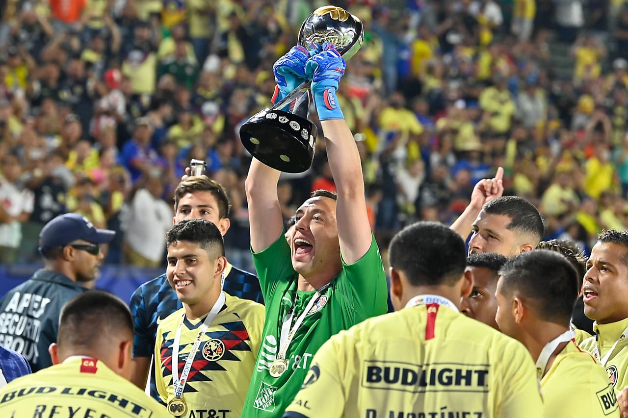 Así fueron los festejos del América luego de su angustiosa pero merecida victoria en penaltis para definir al Campeón de Campeones de la Liga MX ante Tigres en Carson, California. Agustín Marchesín fue el héroe americanista al atajar varios penaltis y anotar el de la victoria para el equipo de Miguel Herrera. Vaya manera de celebrar por parte de los jugadores azulcremas.