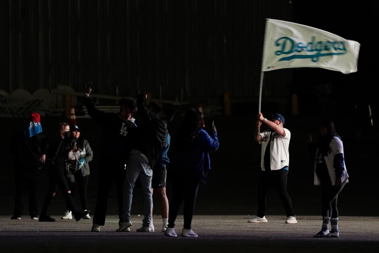 Por lo tanto pidieron celebrar de forma segura sin salir a las calles en grandes aglomeraciones. "Hay formas más seguras de apoyar a nuestros equipos deportivos y tenemos que hacer nuestra parte para frenar la propagación" del coronavirus, informó el Departamento de Salud.