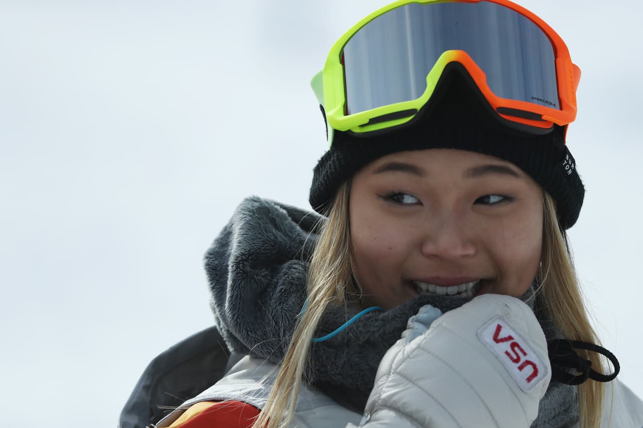 Mismo caso de la joven snowboarder Chloe Kim, quien se colgó una medalla de oro en la justa olímpica y mencionó que ese día debía asistir a una boda, declinando de manera elegante la invitación.