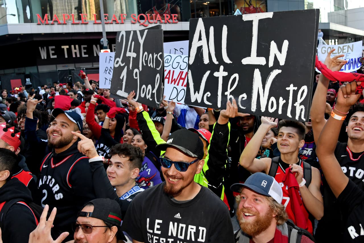 Los aficionados de los Raptors le dieron un toque muy especial a la previa del Juego 2 de las Finales de la NBA dentro y fuera de la Scotiabank Arena. Y dentro del recinto, los jugadores tanto de Toronto como de Golden State afinaban detalles con los calentamientos para estar listos a la hora del Tip-Off.