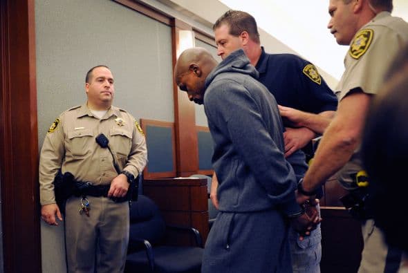 El 9 de septiembre del 2010, Mayweather Jr. fue buscado por la policía, acusado por su exnovia, Josie Harris, por violencia doméstica. Harris ya había hecho cargos contra el boxeador por la misma situación, pero la acusación fue retirada en 2005, pues Josie dijo haber mentido.