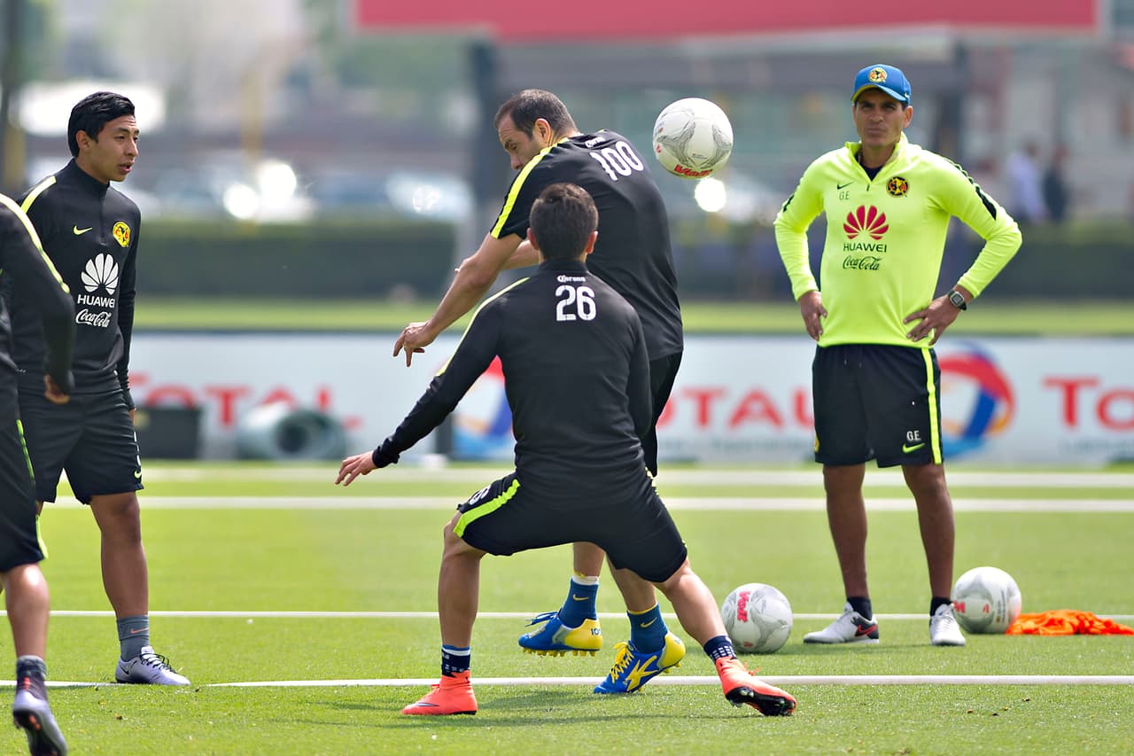 Y muy a su estilo intentó hacer un pase con la 'joroba'.