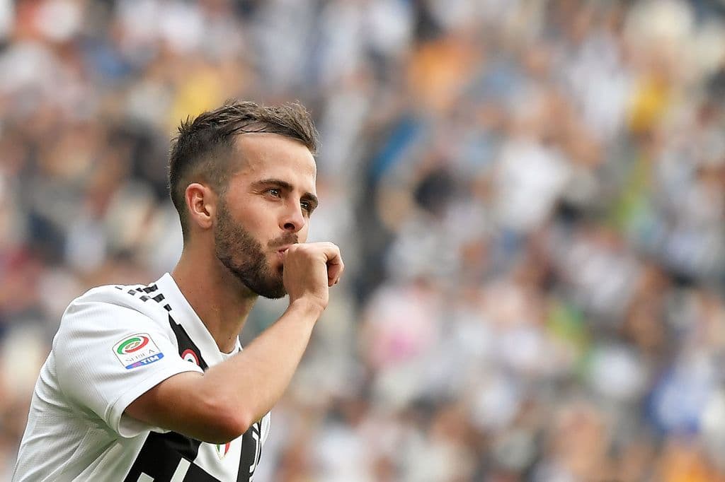 El bosnio Miralem Pjanic está en la mira del Chelsea y de Manchester City, pero por ahora renegociará su continuidad con Juventus. Aún así, se mantienen las ofertas si no prospera.