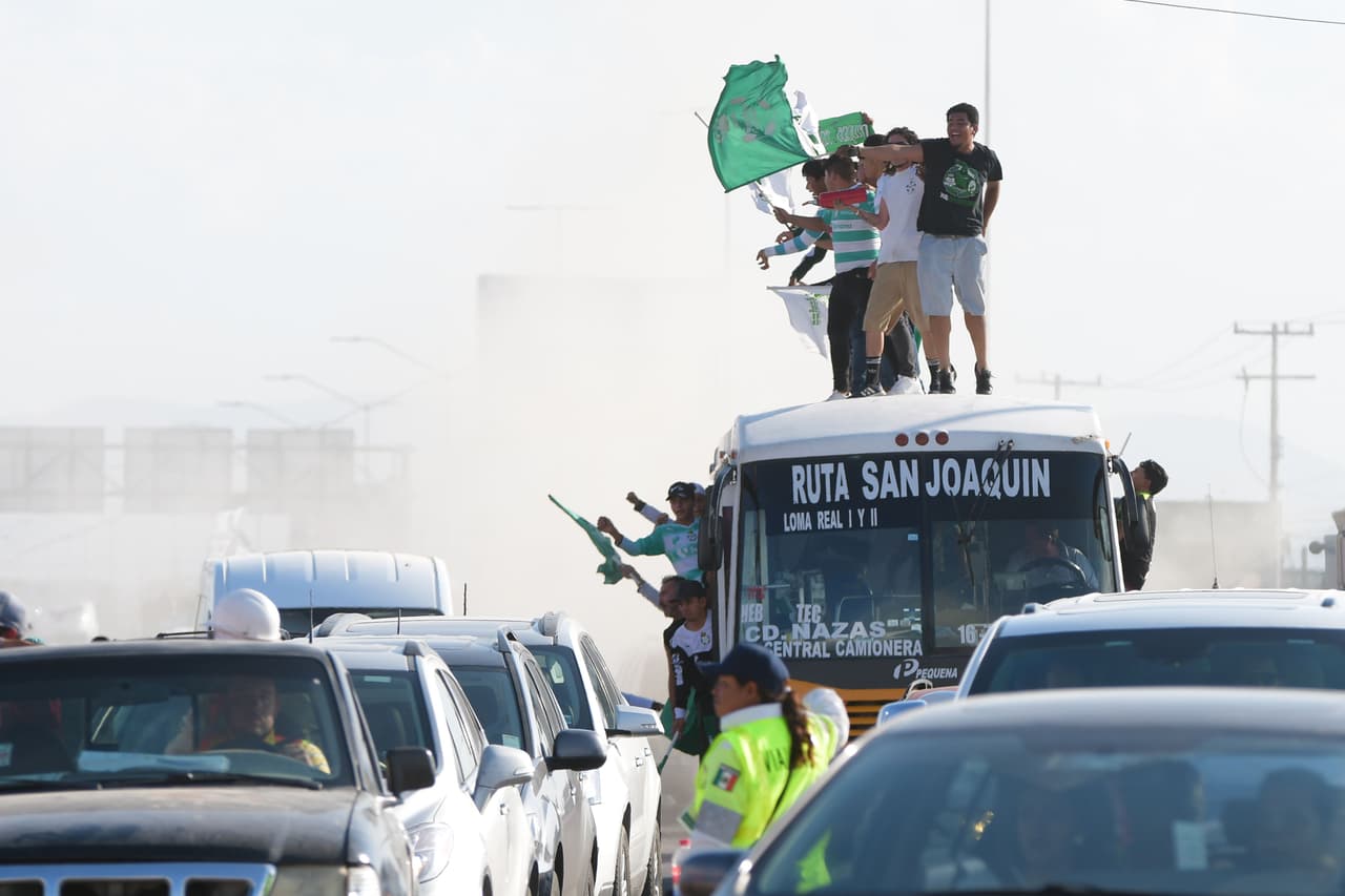 Montados en buses y mostrando con orgullos los colores de sus guerreros llegaron los fanáticos al estadio.