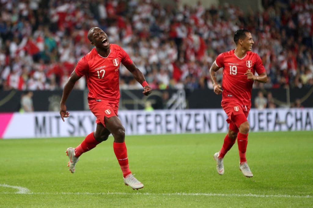 Esa igualdad al final del primer tiempo prendía la fiesta de los peruanos en el territorio germano.