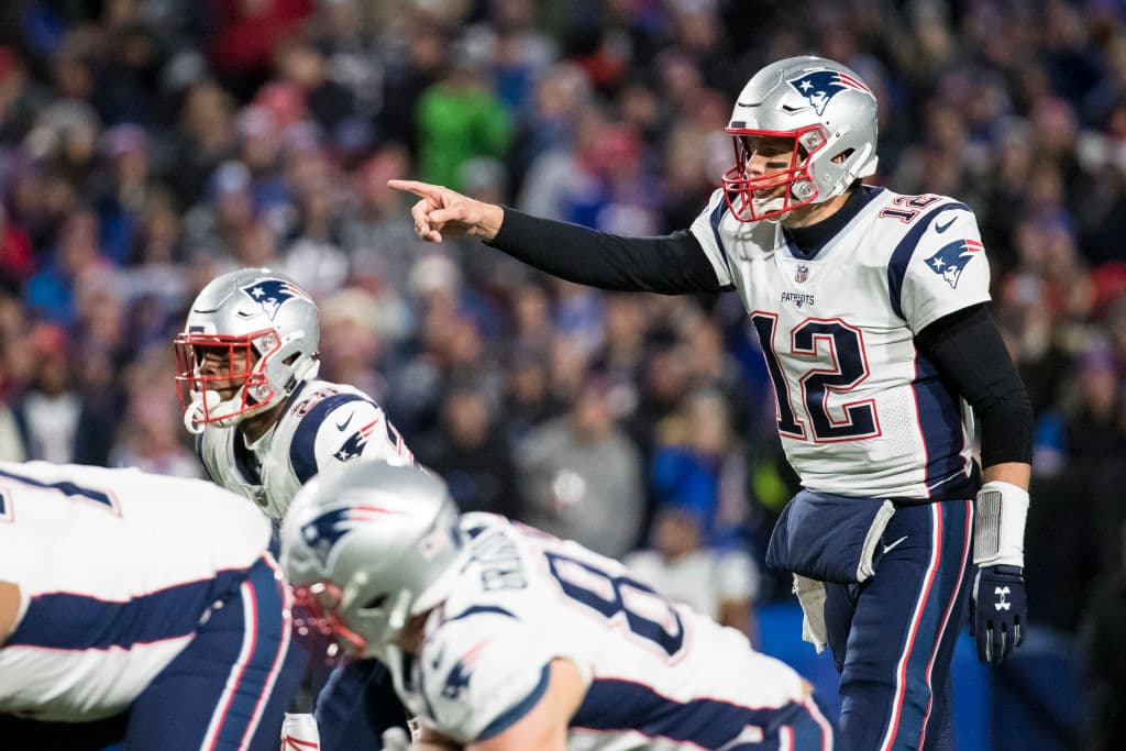 Tom Brady lanzó para 324 yardas al completar 29 de 45 envíos, una actuación relativamente discreta para el veterano quarterback de New England.