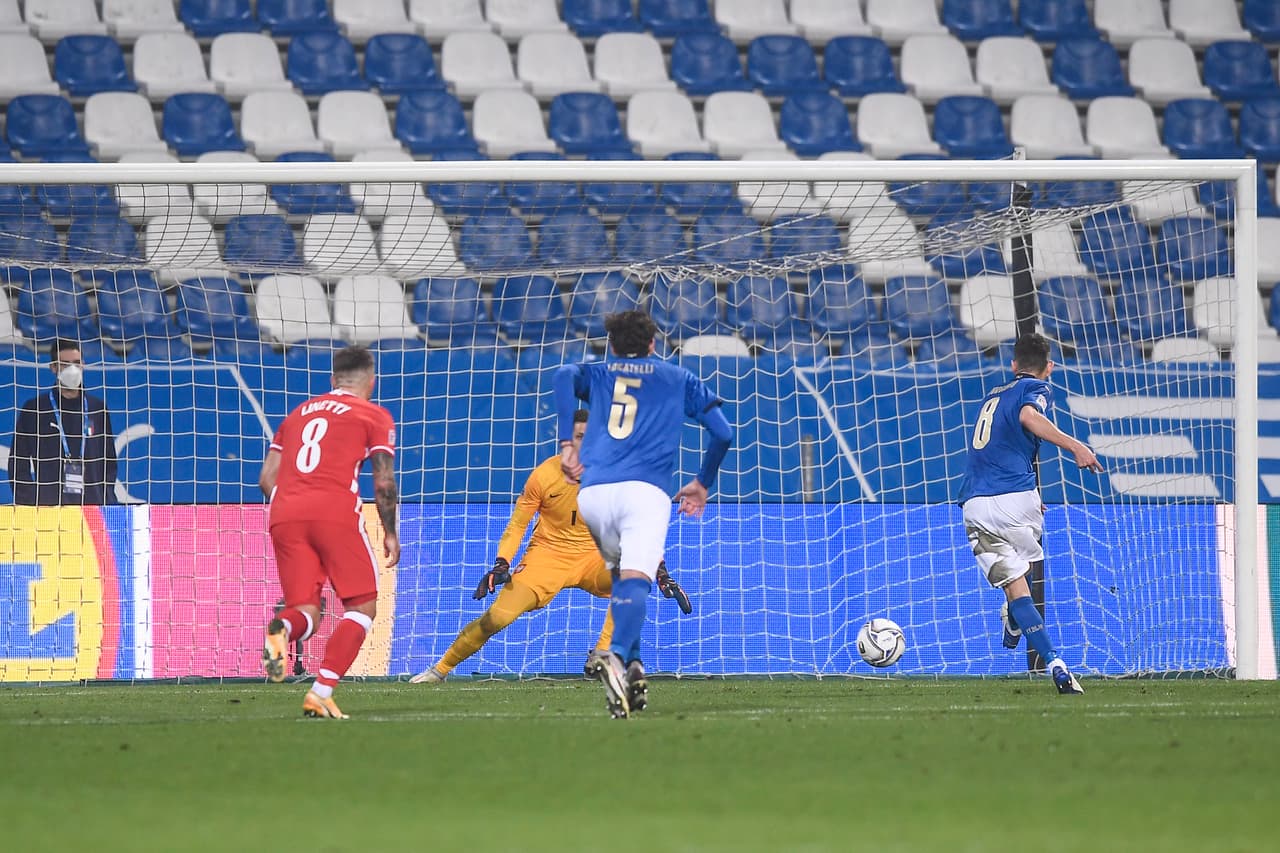 Italia despachó a Polonia en el Mapei Stadium 2-0 y se mantiene invicto. Los goles corrieron a cargo de de Jorginho tras cobrar un penal, y Domenico Berardi selló la victoria al minuto 83. El polaco Jacek Goralski fue expulsado en el minuto 77 durante la quinta Jornada de la UEFA Nations League.