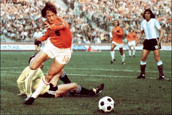 En segundo lugar tenemos al holandés Johan Cruyff, el táctico azulgrana recibió el premio en 1973 y repitió en 1974.
