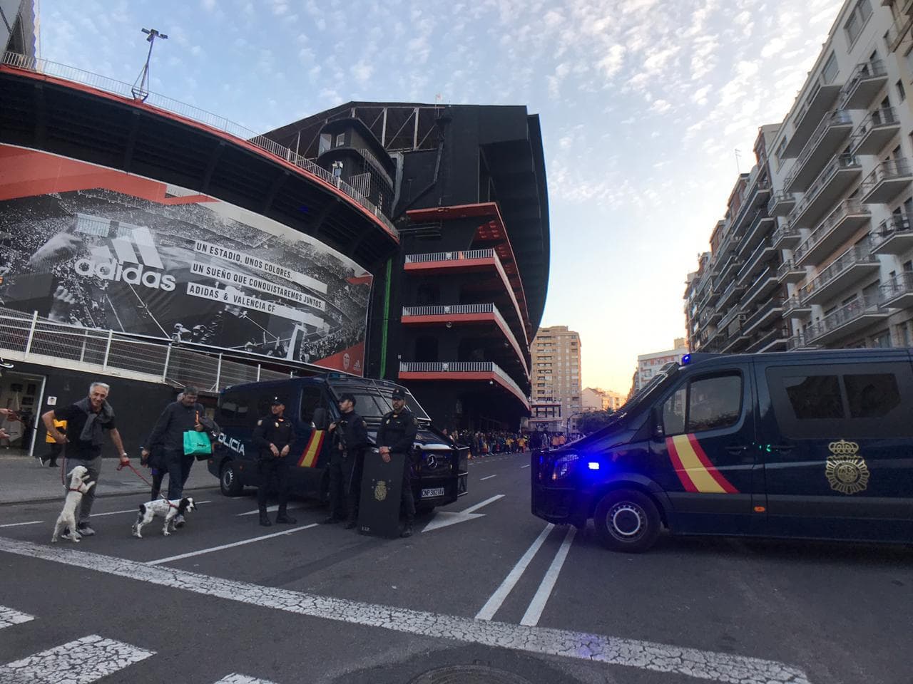 Miles de aficionados españoles se pusieron cita en el Estadio Mestalla, en Valencia, para vivir con un gran ambiente el inicio de las Eliminatorias a la Eurocopa 2020 entre la selección de España y la de Noruega.
