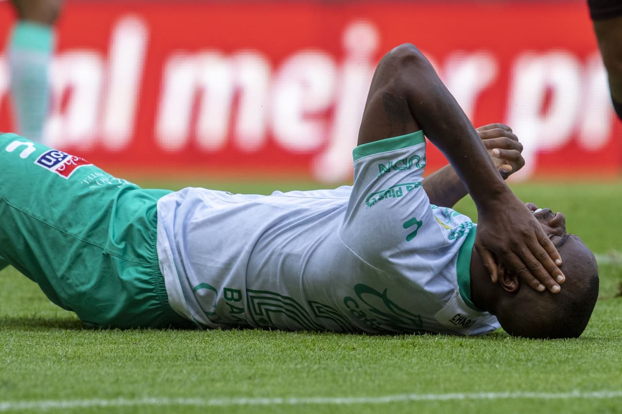 Stiven Barreiro se quejó de un golpe en la cara y pedía penal.