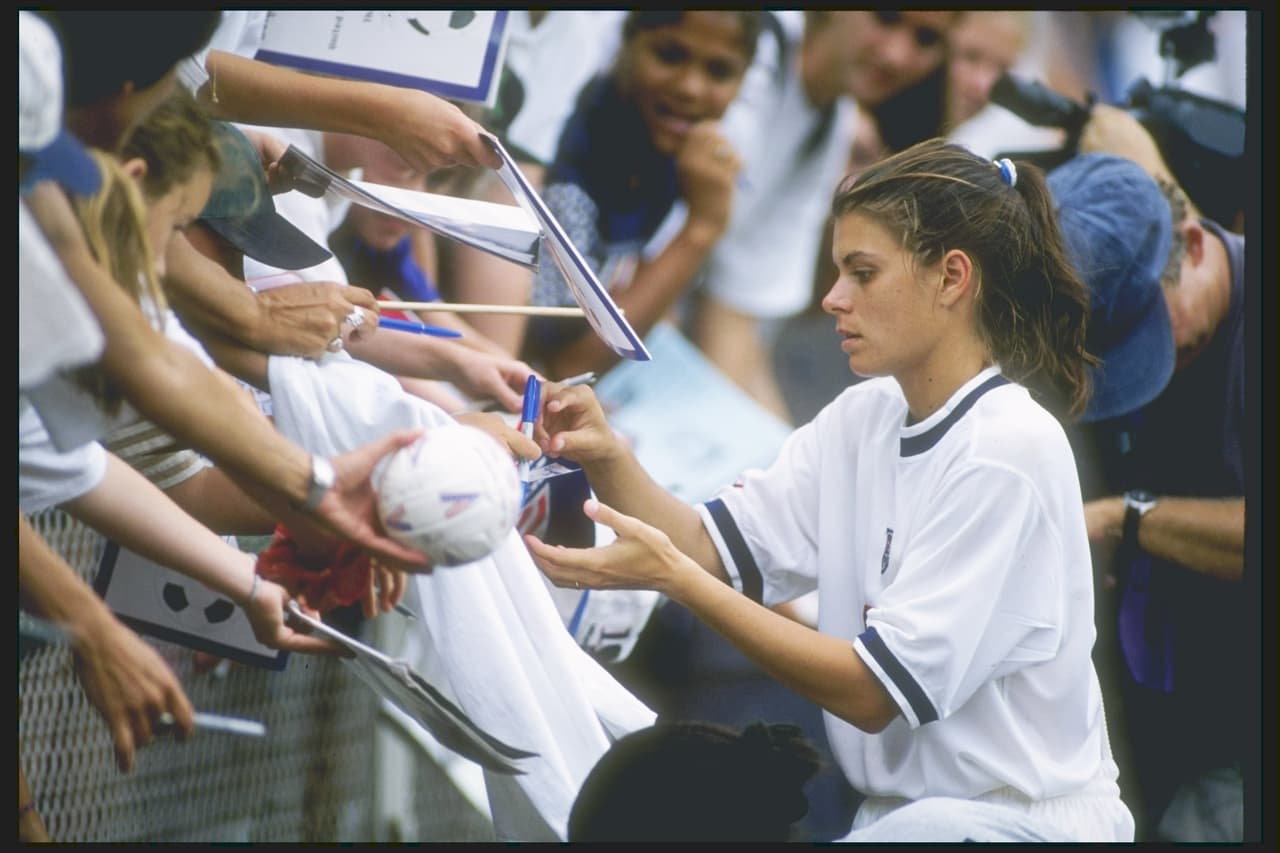 Desde muy joven ganó reconocimiento gracias a cuatro títulos en el fútbol de la NCAA. En 1991, logró su primer título en el Mundial de Fútbol femenino, con apenas 19 años. En 1996, obtuvo la medalla de oro en los Juegos Olímpicos de Atlanta. Toda una ganadora desde el principio de su carrera.