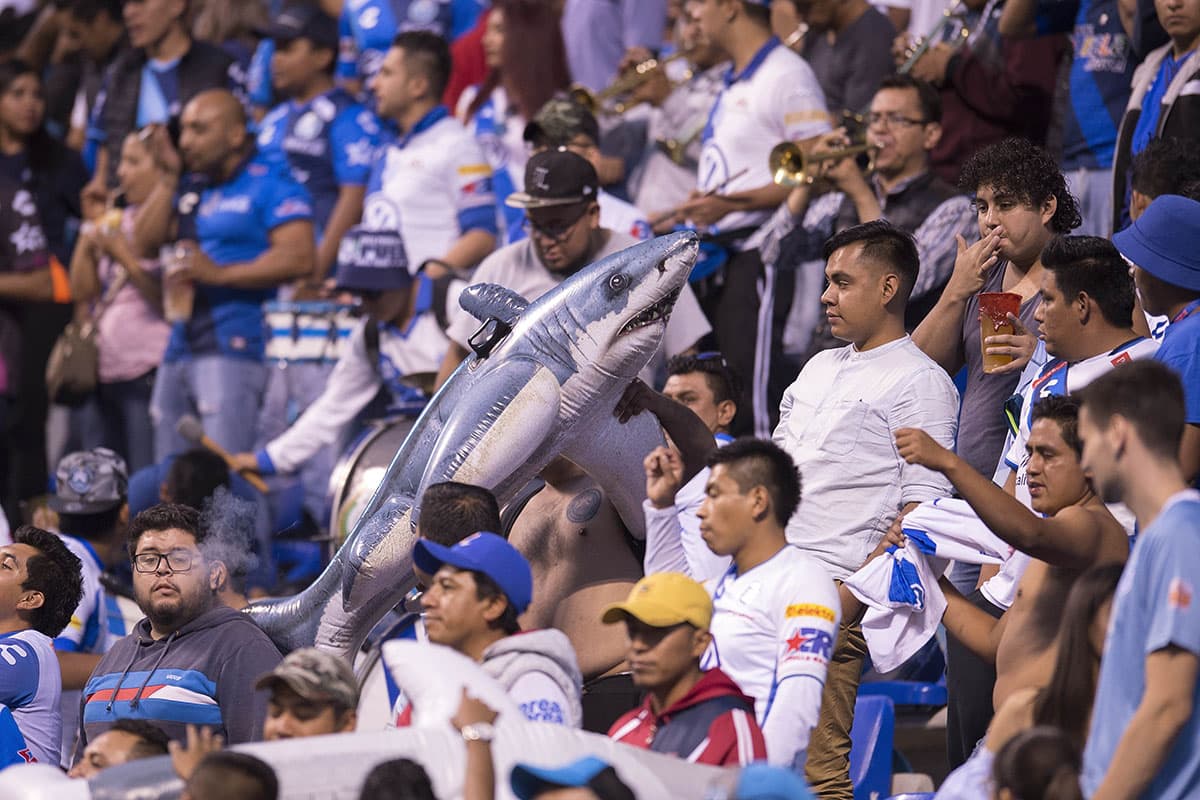 Fanáticos de Puebla en el Estadio Cuahutémoc durante el juego entre Puebla y Veracruz.