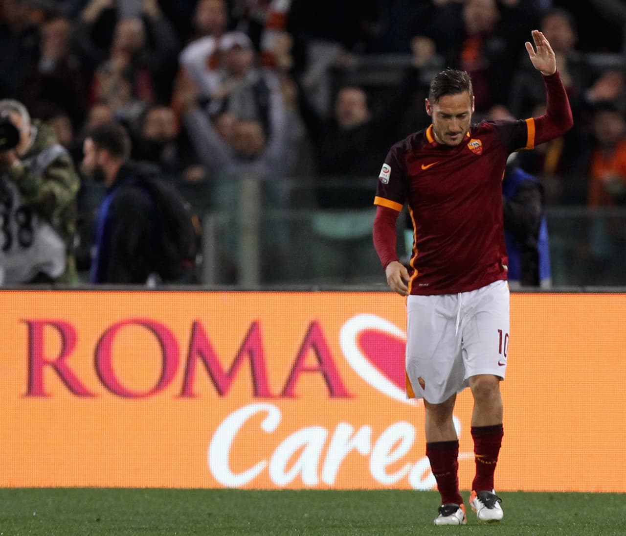 El 20 de abril de 2016, Totti anotó un gol a los 22 segundos de entrar como sustituto a la cancha, récord en la Serie A y el más rápido en su carrera. Además, ese día marcó otro gol más para remontar el partido 3-2 contra Torino y ser el más veterano en marcar doblete en la primera división de Italia, con 39 años y 7 días.