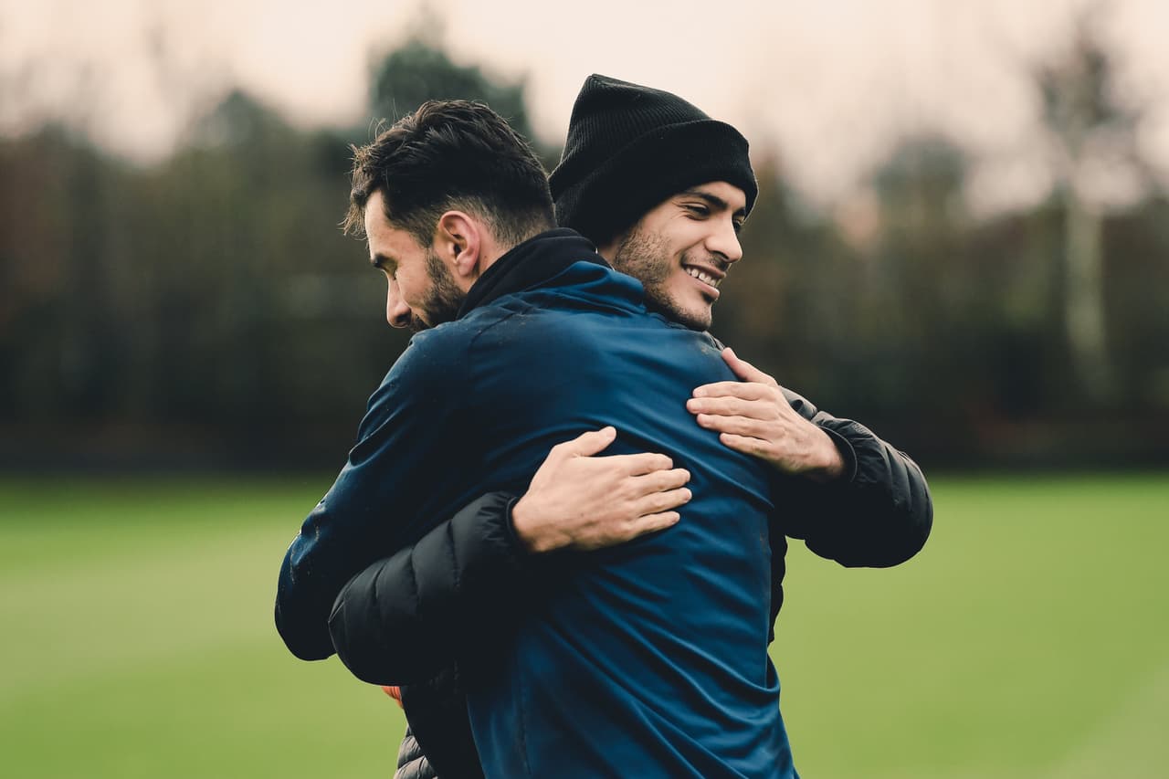 El delantero mexicano fue acogido entre risas y abrazos durante su visita al entrenamiento. | El bombardero canterano de las Águilas del América ya se rehabilita de la lesión y se espera que en el duelo ante el Aston Villa reciba un emotivo homenaje.