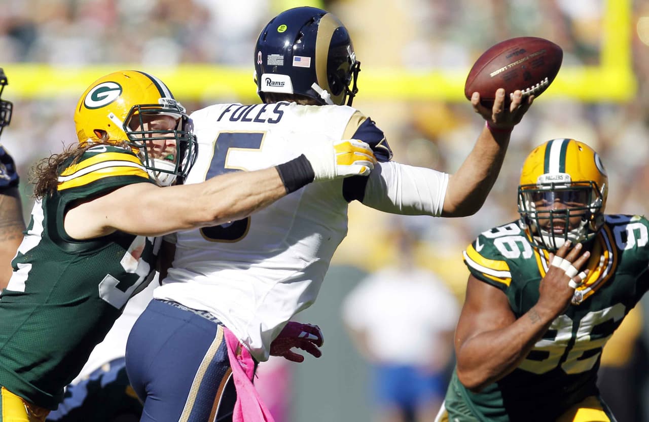 Nick Foles registró la peor estadística de su vida, con cuatro envíos interceptados y los Packers derrotaron 24-10 a los Rams (AP-NFL).