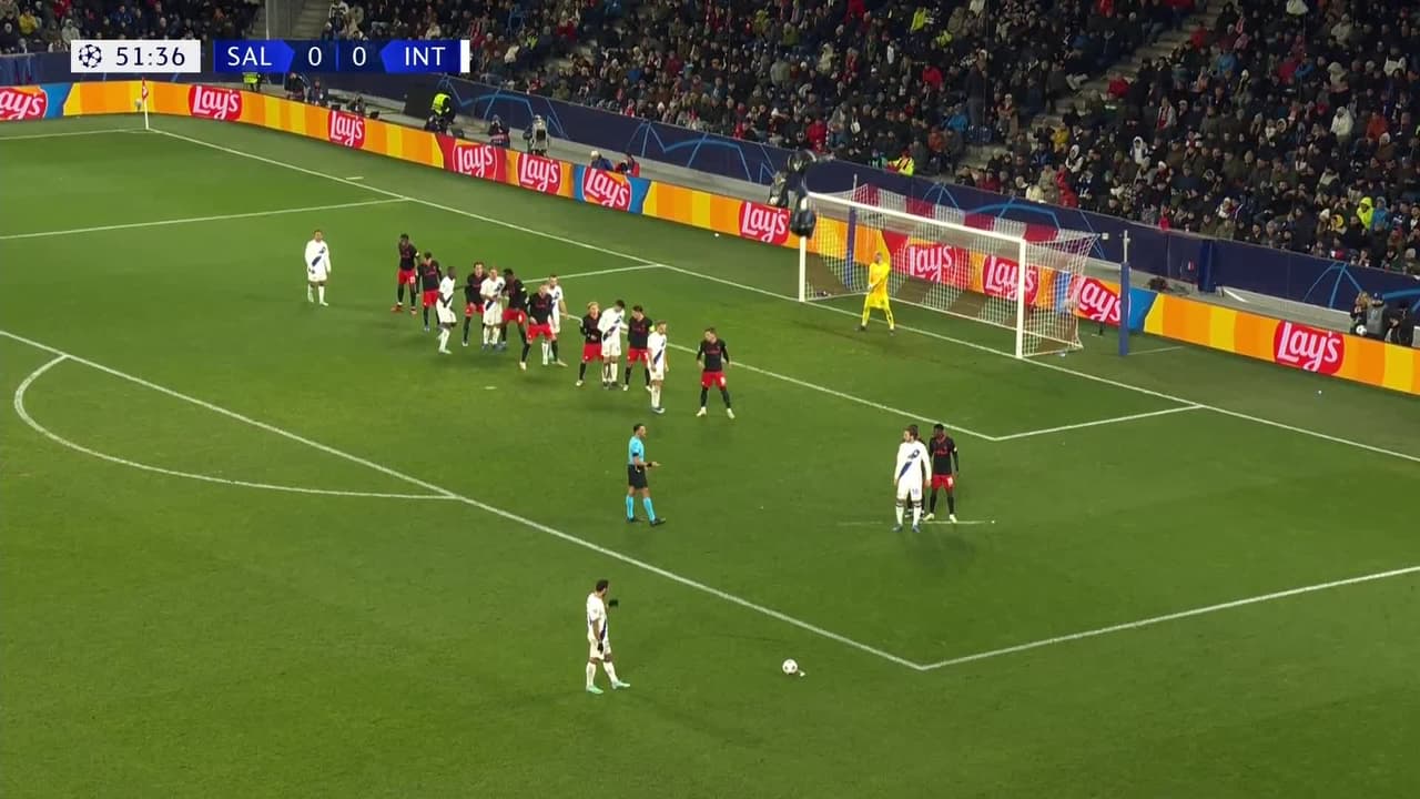 ¡TIRO ATAJADO! disparo por Hakan Çalhanoglu.