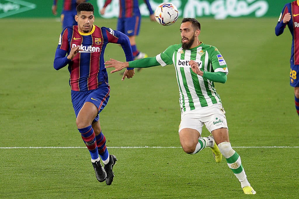 Gracias a los goles de Lionel Messi, autogol de Víctor Ruíz y gol de Trincao, el Barcelona vence 2-3 al Real Betis, empatan al Real Madrid con 43 unidades y se quedan con el segundo lugar de la tabla.