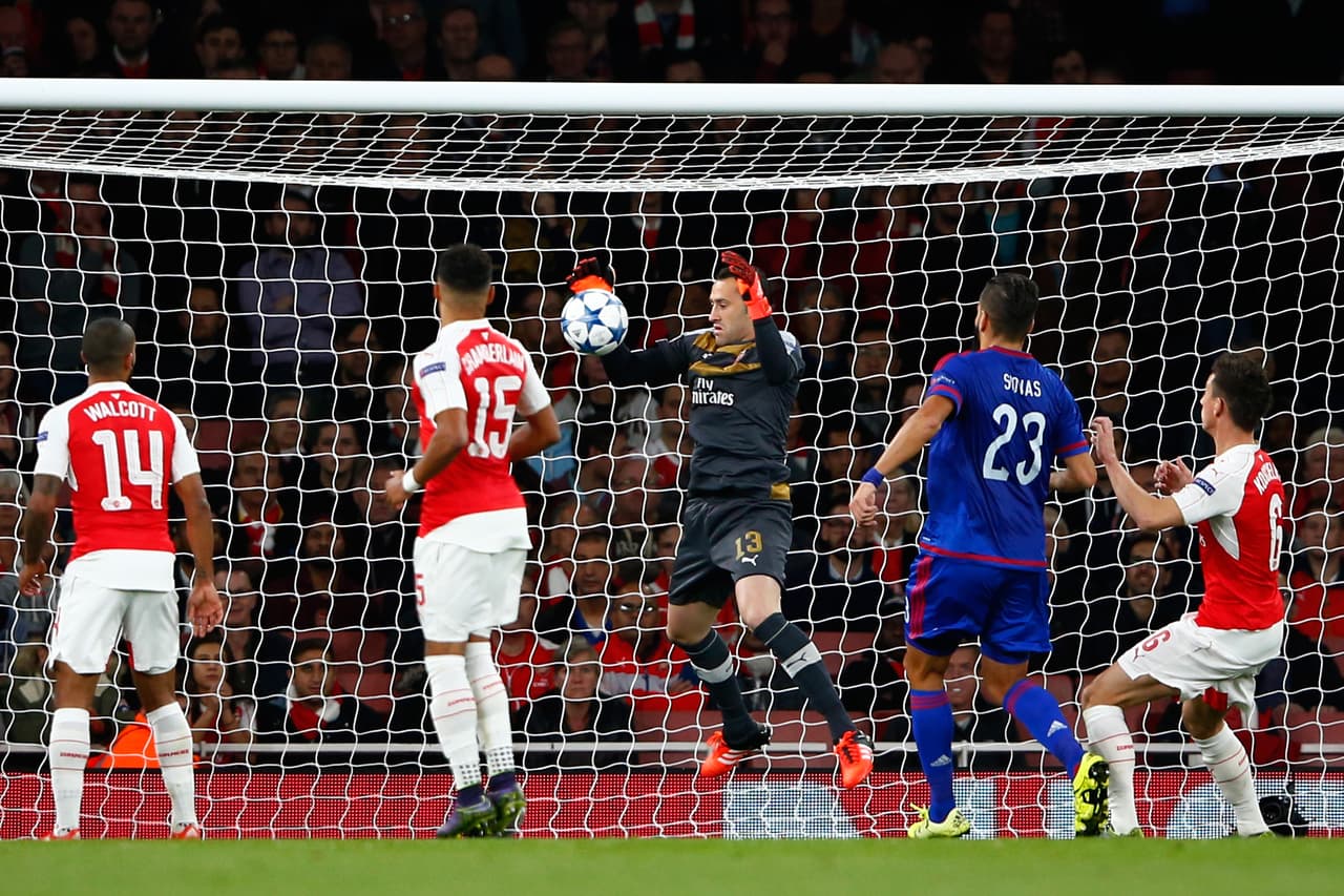 El guardameta colombiano David Ospina fue reemplazado después de dos partidos. Ospina concedió cinco goles durante los primeros partidos contra Dinamo Zagreb (2) y Olympiakos (3).