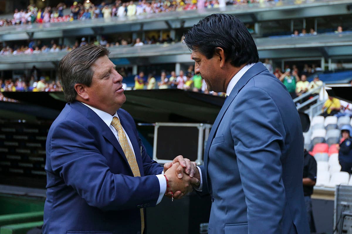 Antes del partido estrecharon manos los entrenadores, Miguel Herrera del América (izquierda) y José Saturnino Cardozo de Chivas (derecha).