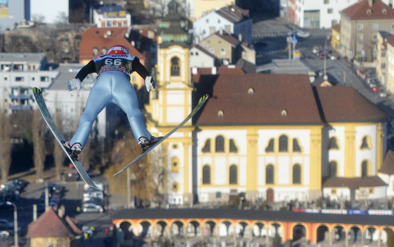 La competencia en Innsbruck (Austria) es la décima en el calendario de la Copa Mundo de salto en esquí masculino de la Federación Internacional de Esquí (FIS), la primera del 2017 y que finalizará el 26 de marzo. La capacidad de los atletas se mezcla con el espectáculo de su vuelo en medio de bellos paisajes y a una gran velocidad.