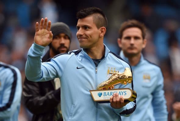Al final del partido el argentino Sergio Agüero fue premiado como el goleador de la Liga Inglesa por sus 26 goles anotados.