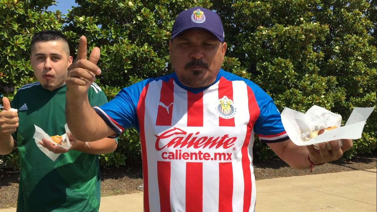 Los fanáticos mexicanos colmaron los alrededores del AT&T Stadium de Arlington, Texas, antes del juego amistoso del Tri contra Ecuador.
