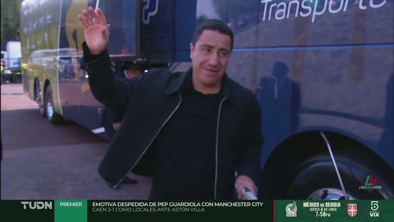 Afición de Pumas se rinde a Efraín Juárez a su llegada a C.U.,