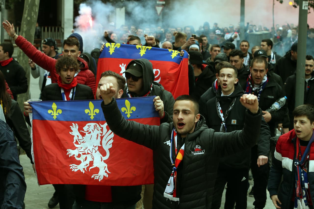 Varios centenares de seguidores radicales del Olympique Lyon se concentraron en la plaza Artós de Barcelona para presenciar el partido de vuelta de Octavos de Final de la Champions League contra FC Barcelona.