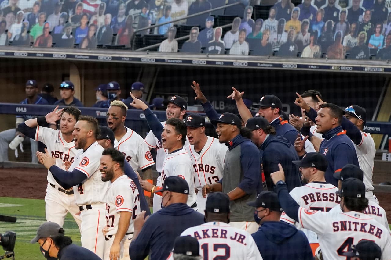 Home run de Carlos Correa tiene con vida a los Houston Astros