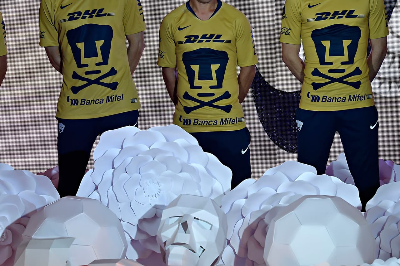 Pumas UNAM realiza su propio homenaje en el Día de los Muertos con una playera conmemorativa que será utilizada en el partido contra Cruz Azul en la Jornada 15 del Apertura 2018.
