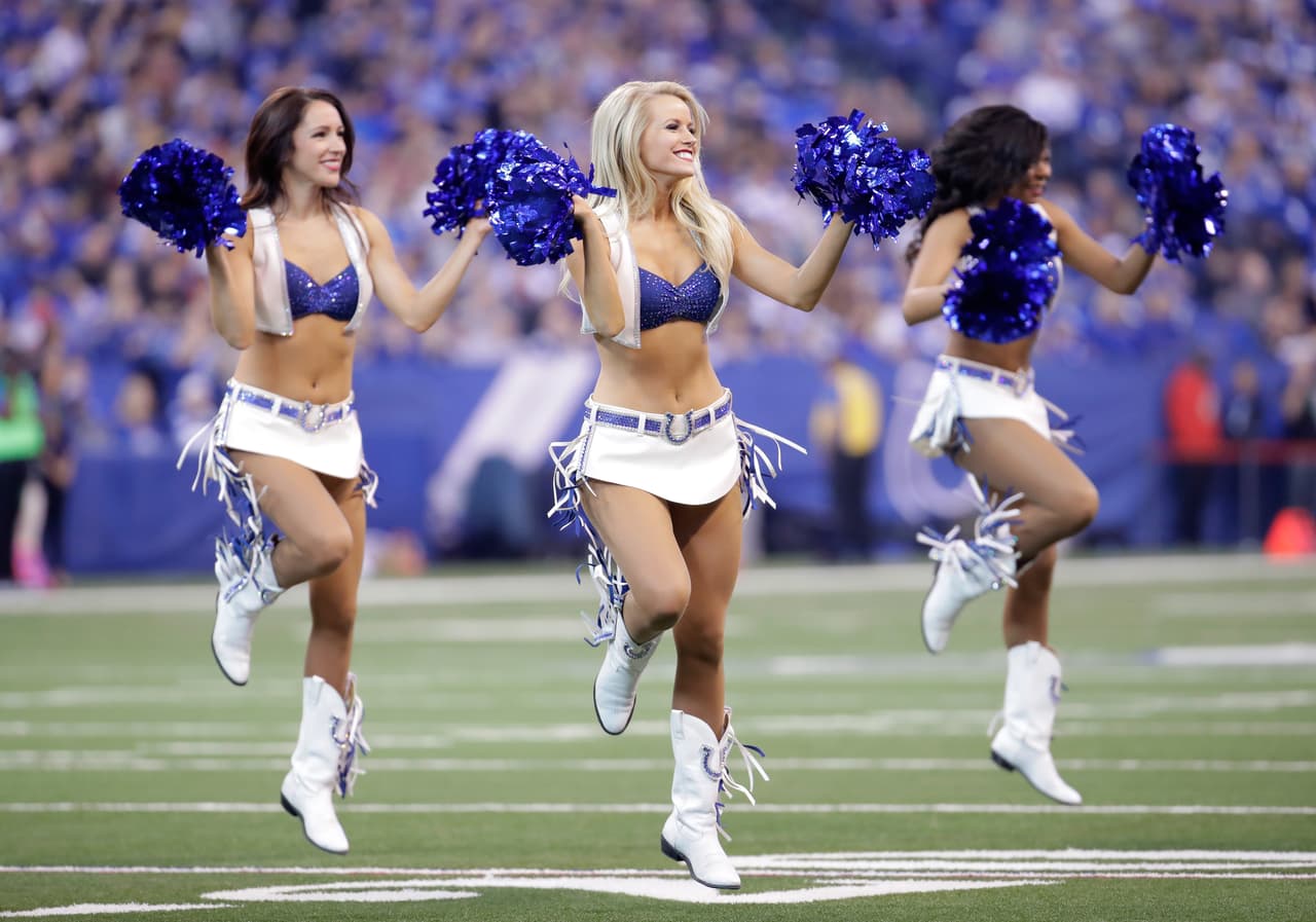 La belleza impactante de las animadoras y la pasión incontenible de los fanáticos le dio alegría a la tradicional jornada del Año Nuevo.