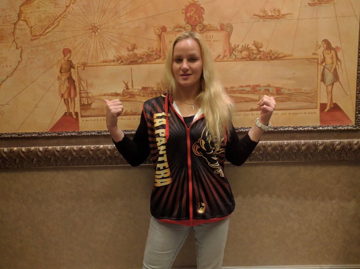 La peleadora que representa a Perú lanzó 230 golpes a su oponente Priscila ‘Pedrita’ Cachoeira y la dejó fuera de actividad seis meses.