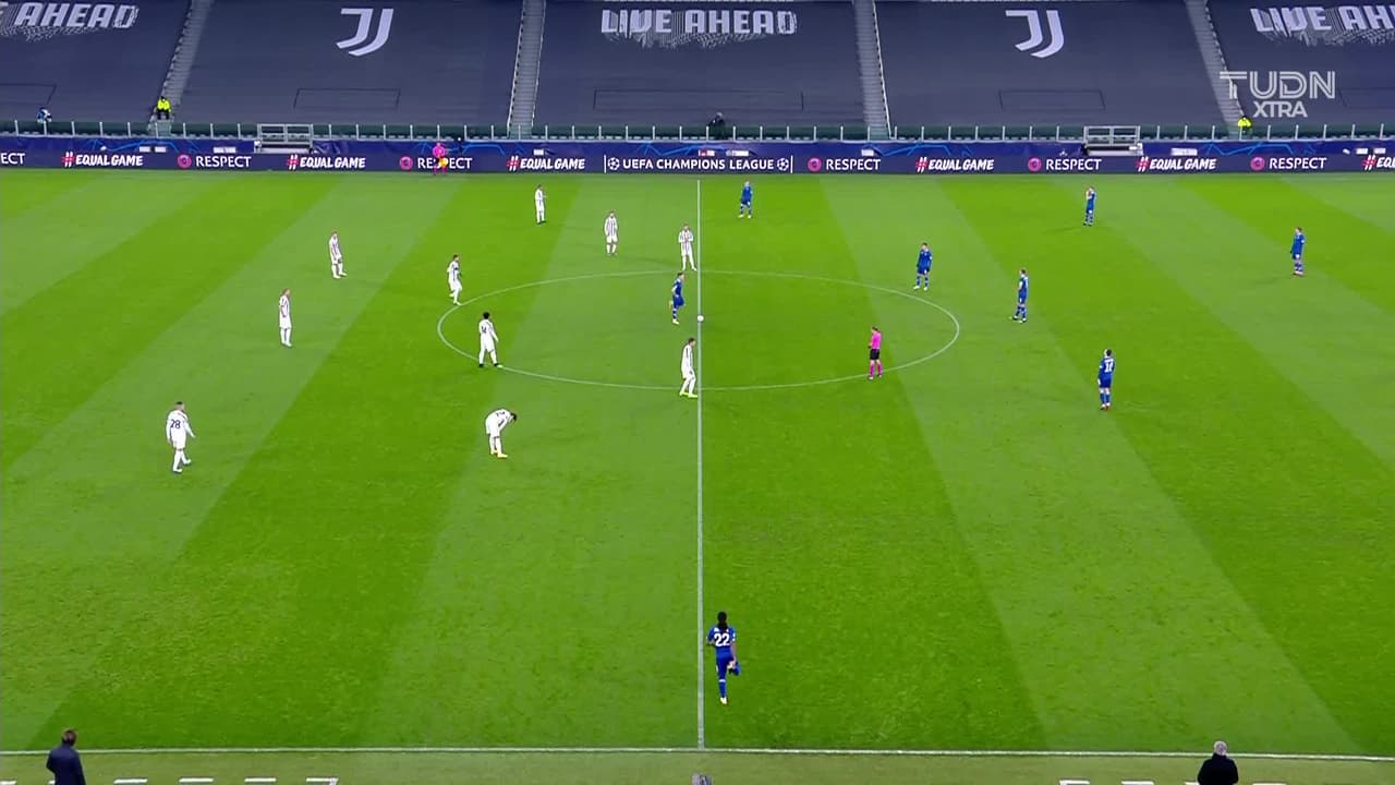 Arranca el partido y la pelota está en juego.