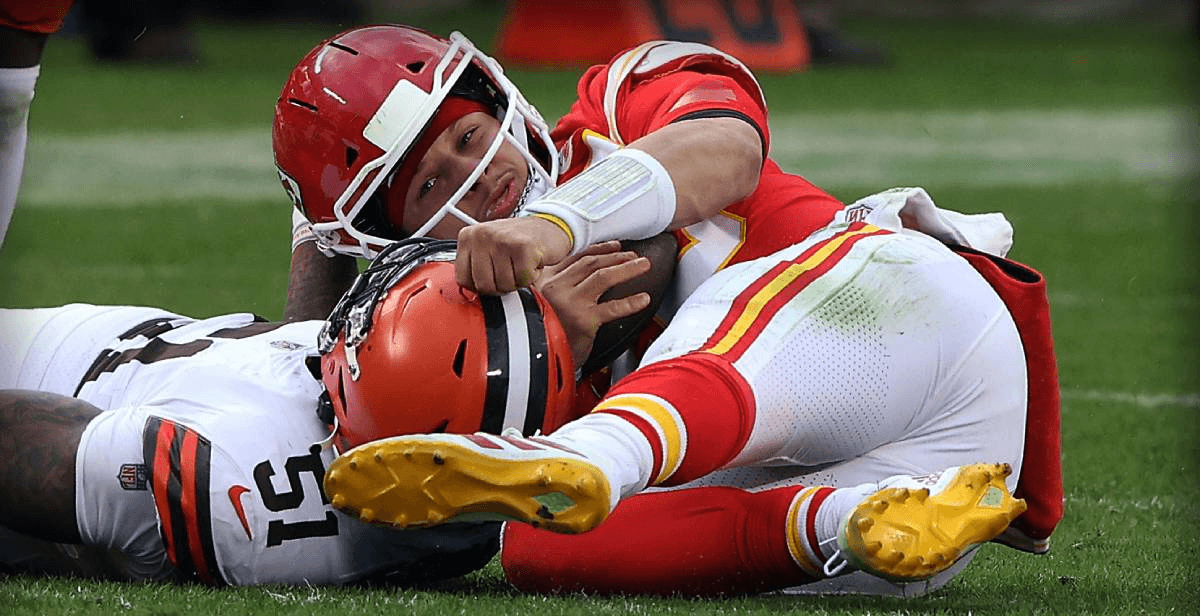 Jugador de Browns que conmocionó a Mahomes no será castigado