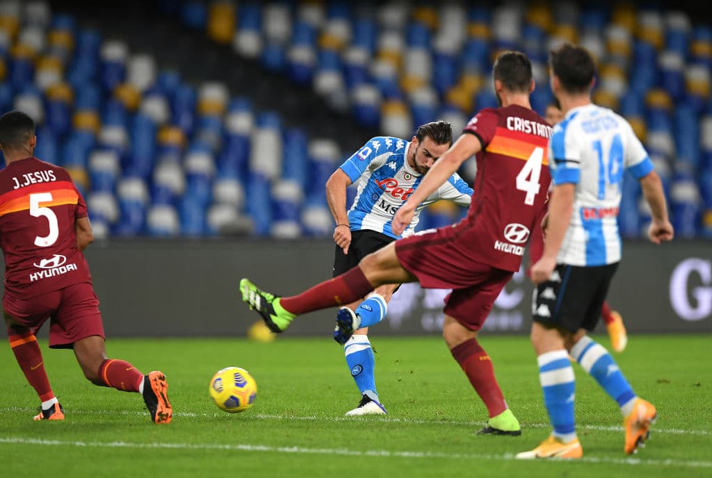 Napoli golea al AS Roma 4-0 en el Estadio Diego Maradona. Tras un pequeño homenaje, el partido dio inicio y Lorenzo Insigne se encargó de abrir el marcador. Fue hasta la segunda mitad cuando cayeron los goles de Fabián Ruiz Peña y Dries Mertens: Politano le puso la cereza al pastel al minuto 86 durante la séptima Jornada de la Serie A.