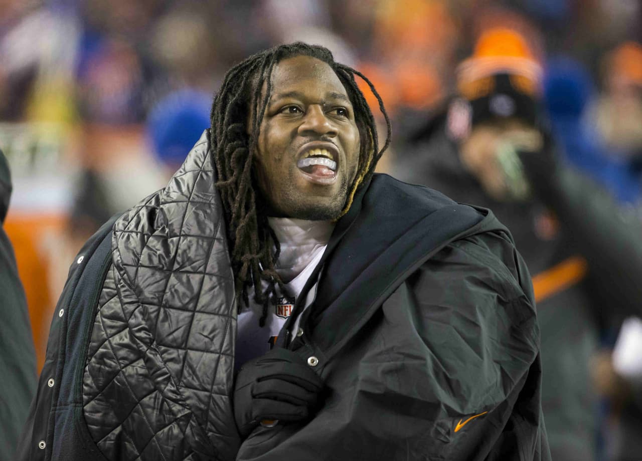 Adam Jones: Antonio Brown fingió la lesión, incluso me guiñó un ojo